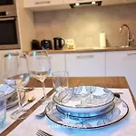 La De Champlain Terrace Center 2 Guests